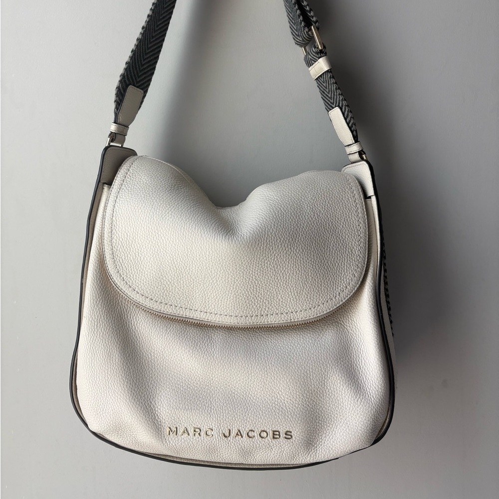 The Groove leather shoulder bag
Good condition! Some minor ink stain inside.